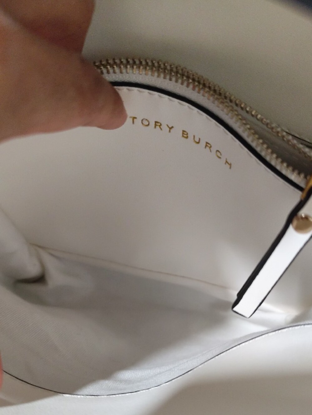 Tory Burch White Leather Crossbody with Logo Medallion - Picture 12 of 15